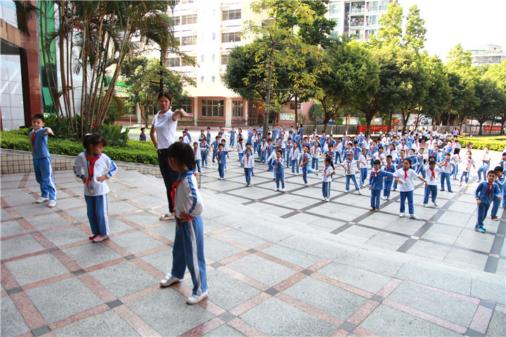 03.ͼΪר�����ԱԢĿ������Ӣ��ʵ��ѧУ��μ��˶�