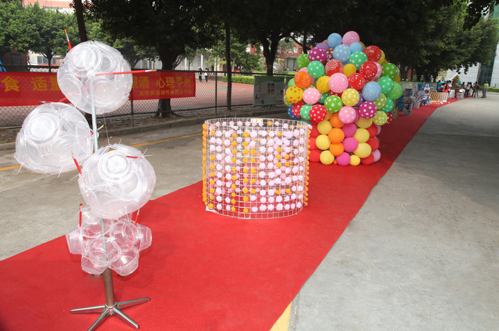 ͼΪѧ�����ʹ�����Ʒչʾ����