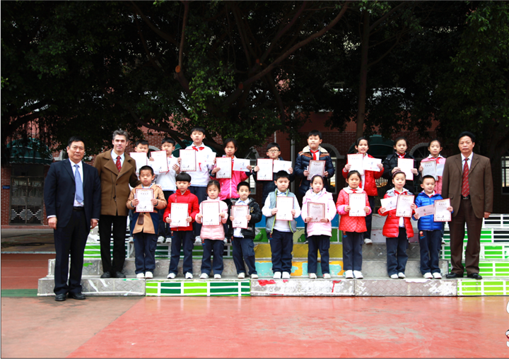 ��ѧ��ʽͼƬ05��ͼΪѧУ��Ϊ���&ldquo;��һ������ѧ��&rdquo;��ͬ��佱