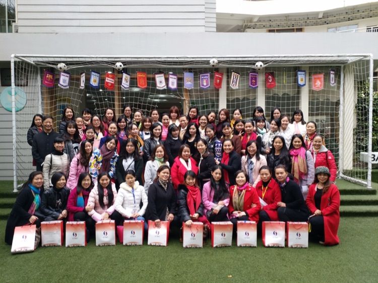 Э����¶������ ԰����ɫ��ͯ��