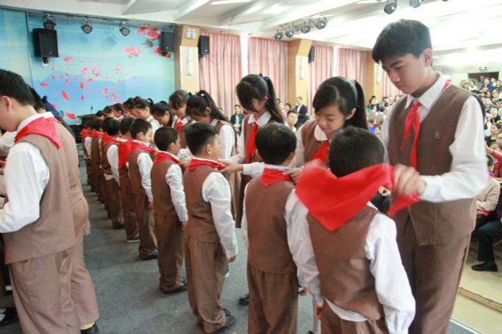 ������Ӣ��ʵ��ѧУ�������ȶ��¶�Ա�����ʽ