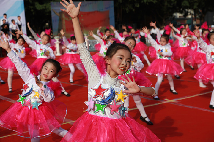 ������Ӣ�������������������������������������Ӣ��ʵ��ѧУ��18�����ʽ���Ч��չʾ�˶�Ʒ��������