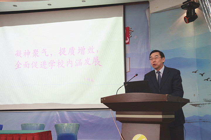 ������Ӣ���ؼ���ϯ��������У���ڿ�ѧ����ۻ��ϵĽ���