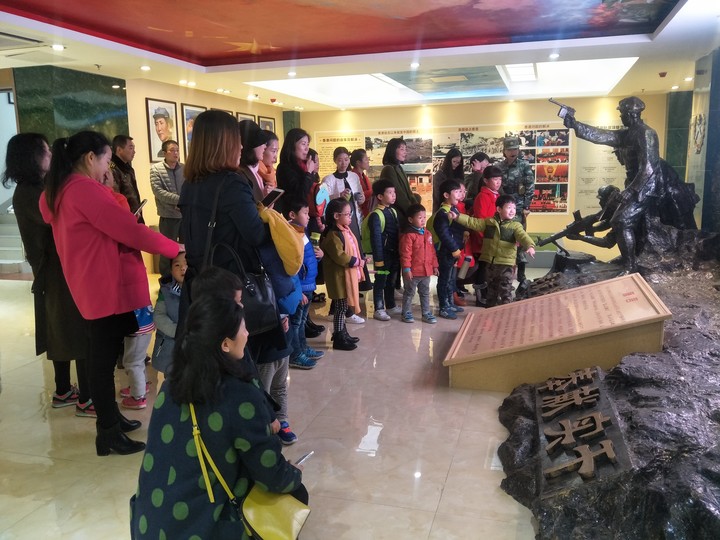 ��Ϸ�滭�� �߽�פ�۲��ӡ�����������С��ഺ��ʵ���˶�����