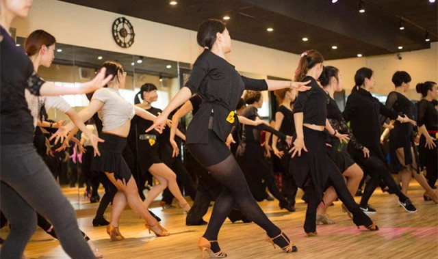 ���ˣ�����������赸���أ�������������