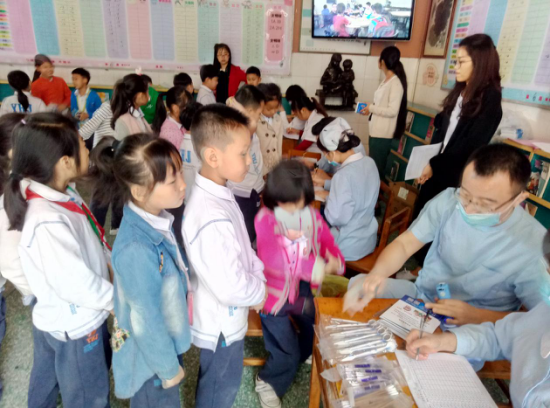 ������Ӣ��ѧУ������չ���꼶ѧ����ǻ�����˶�