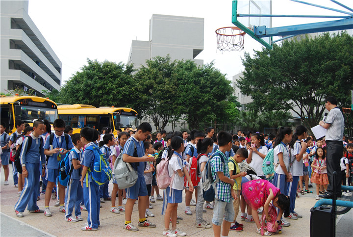 ������Ӣ��ѧУ����У���徲��ɢ����