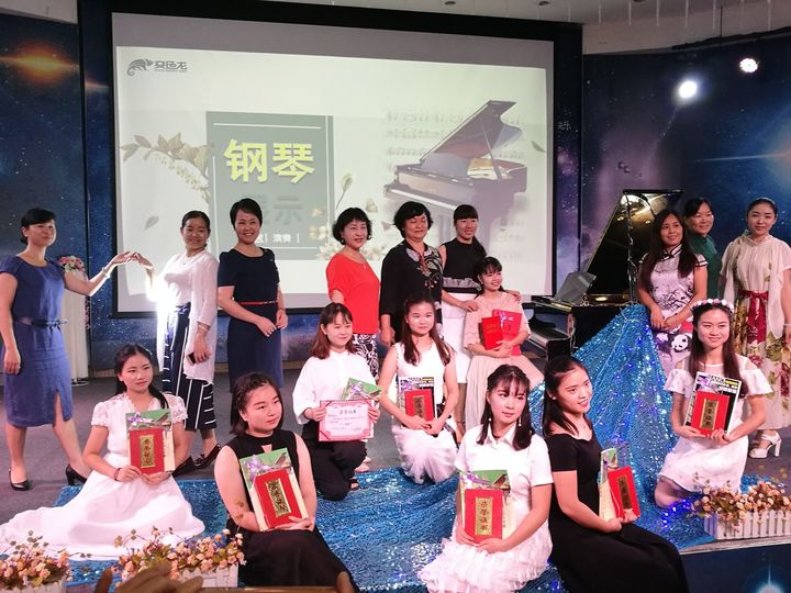 ��һ������԰�׶�԰��ϯ����չʾ�˶��������֮��