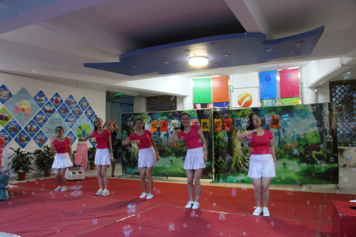 ���������������������Ҹ��׽̡�������һ������԰�׶�԰��ϯ���������˶�