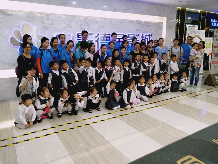 ����ӰԺ�����ֹ�Ӱ������һ������԰�׶�԰������������������˶� 