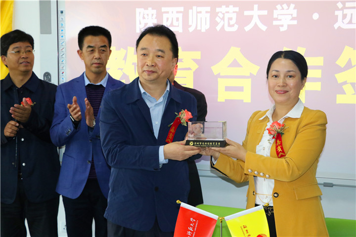 ���ڱ�һ�����������ź�����ʦ����ѧ���н�������ǩ����ʽ