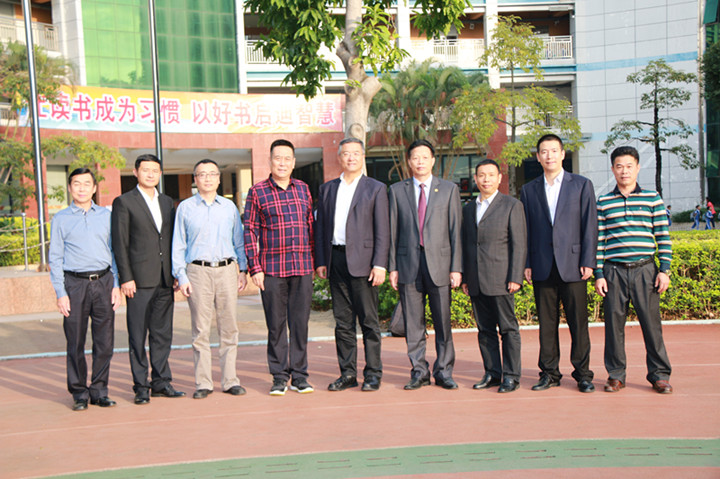 �������Դ�ѧ��ר�������ſ��������� Я�ֹ�������������һ���ĸ߶˹��ʽ��� 