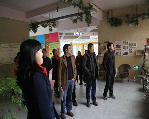 �������ģ���������Զ������һ����ʵ���׶�԰ӭ�ӳ�������ί