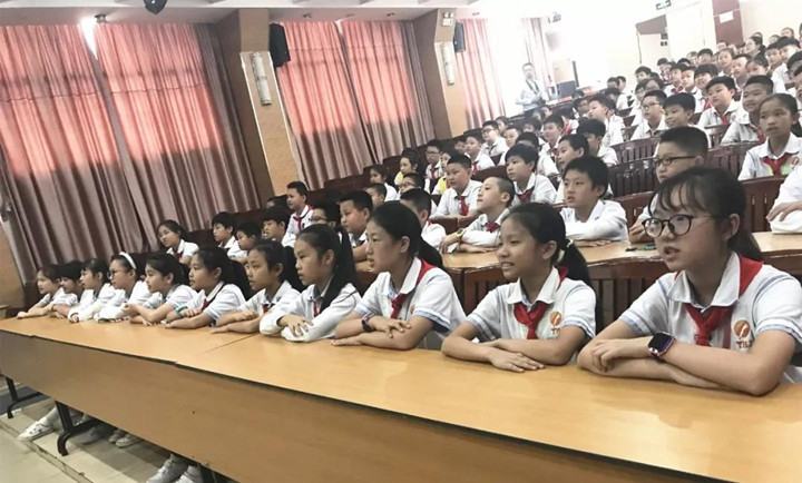 �շ������߽���Ӣ��������������ʱ������С����