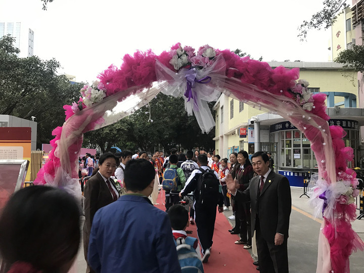 ��ȥ��ѧУ������������������Ц����������Ӣ�Ŀ�ѧ��һ������Ȼ