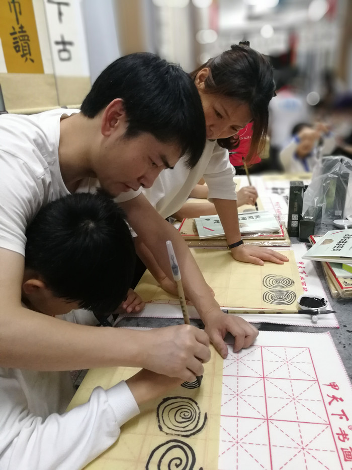 ����ͬ����������У����������������Ӣ�ġ��ҳ����š�������ɫ