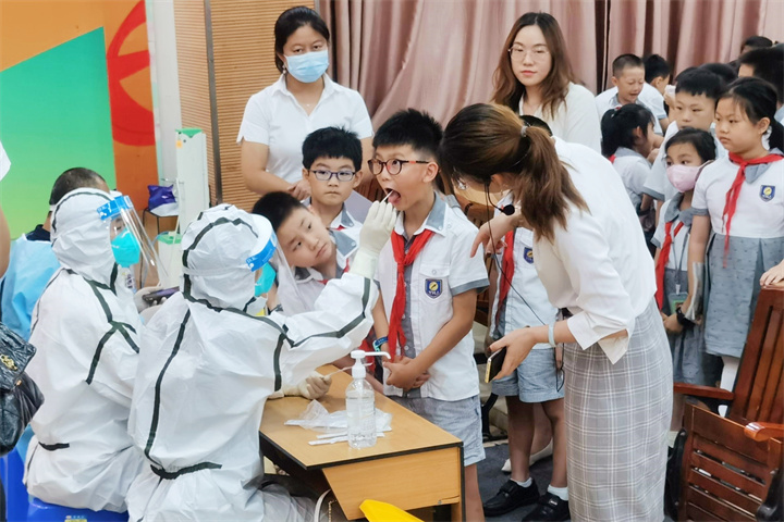 ���ս���ߡ�����������������Ӣ�����ж�!����ѧУ��֯��Ը��֧Ԯ��������һ��