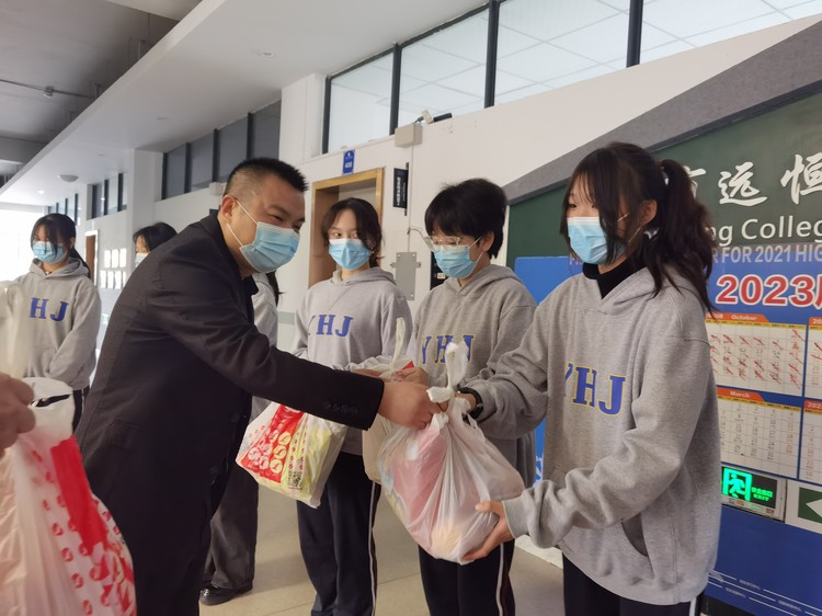 ��ϵ��Уѧ��������������ů���ٺ��ϡ�������ί��ο����У����ʱ����ĩ��Уѧ��