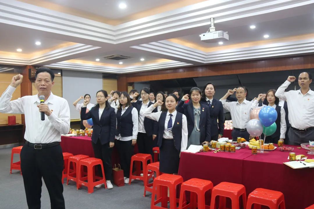 ���뵳���ģ���������������ʹ������������Ӣ��ʵ��ѧУ��֧��Ϊ��Ա�������������ջ�